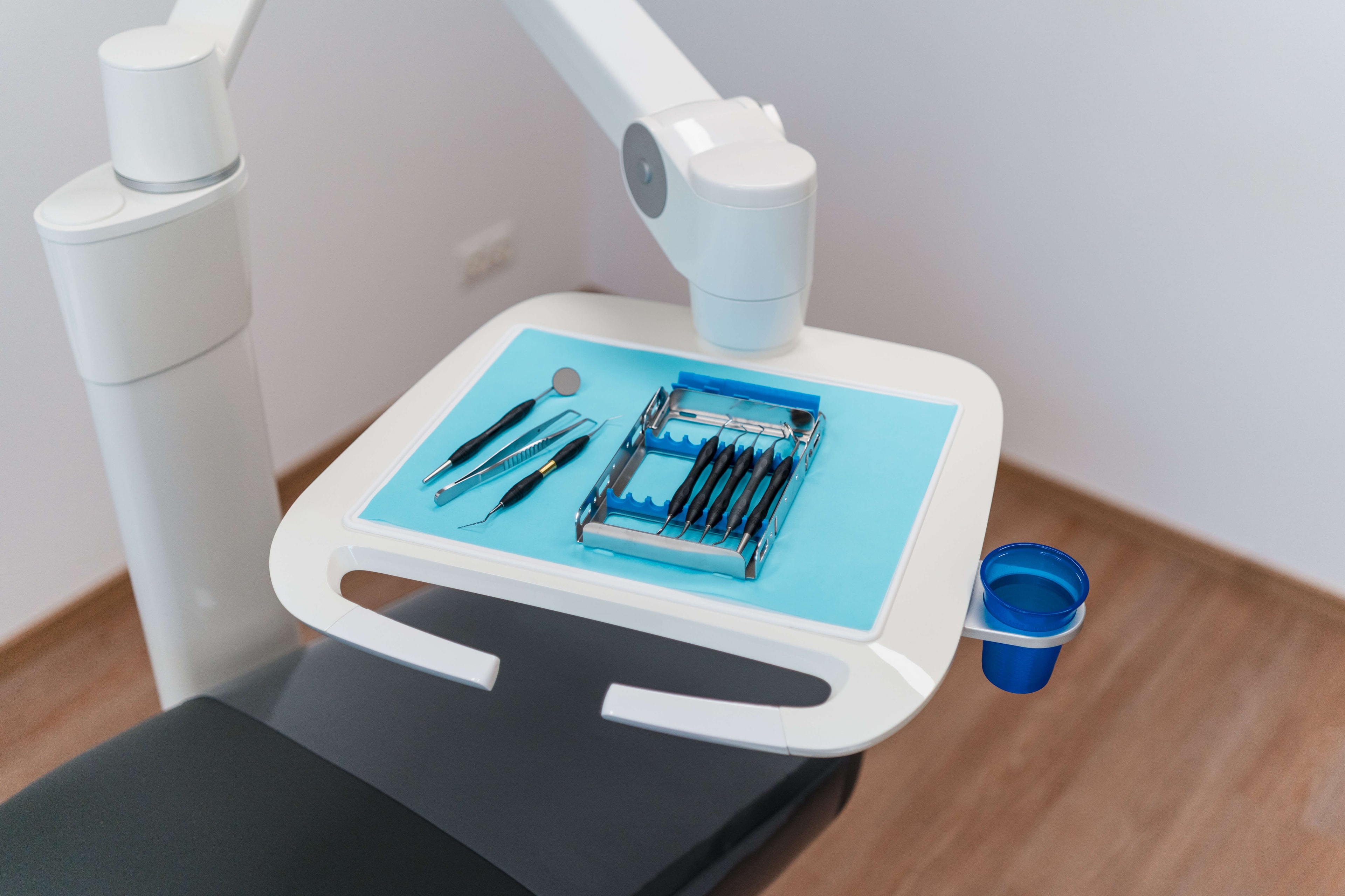Behandlungseinheit mit zahnmedizinischen Instrumenten