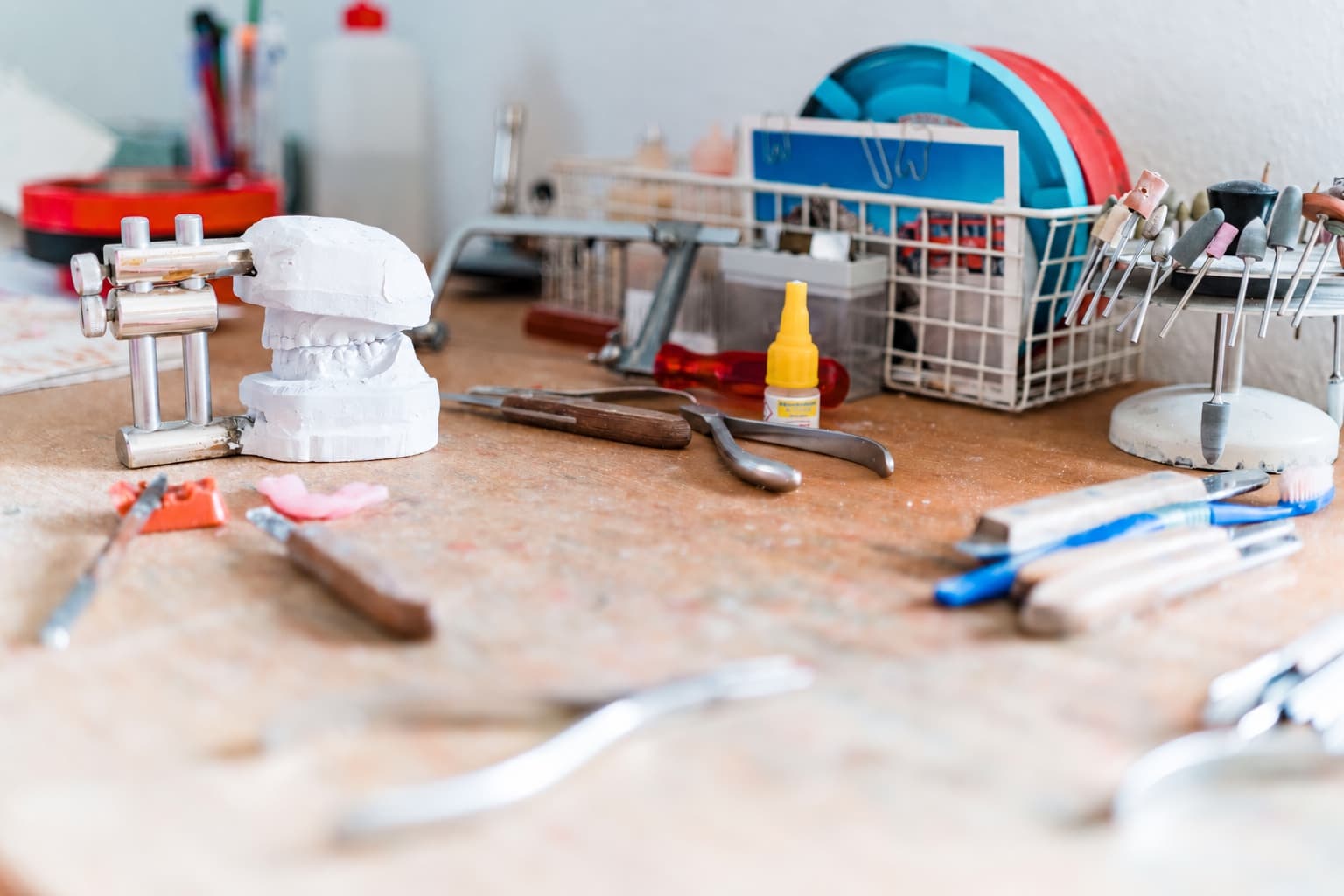Arbeitsplatz im kieferorthopädischen Praxislabor